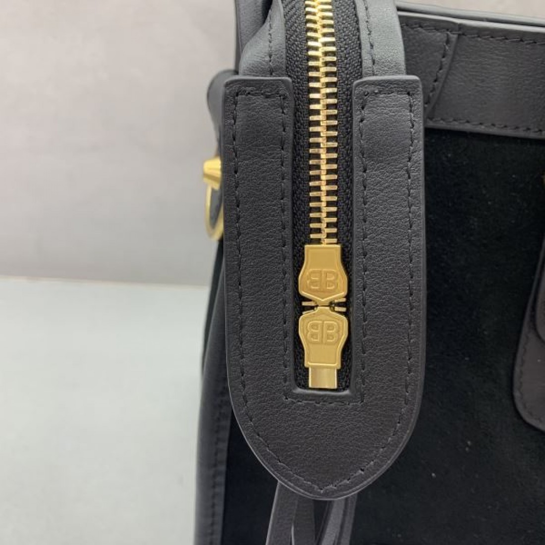 レザーハンドバッグ 2WAY ベルトディテール BALENCIAGA バレンシアガ コピー バッグ ショルダー対応