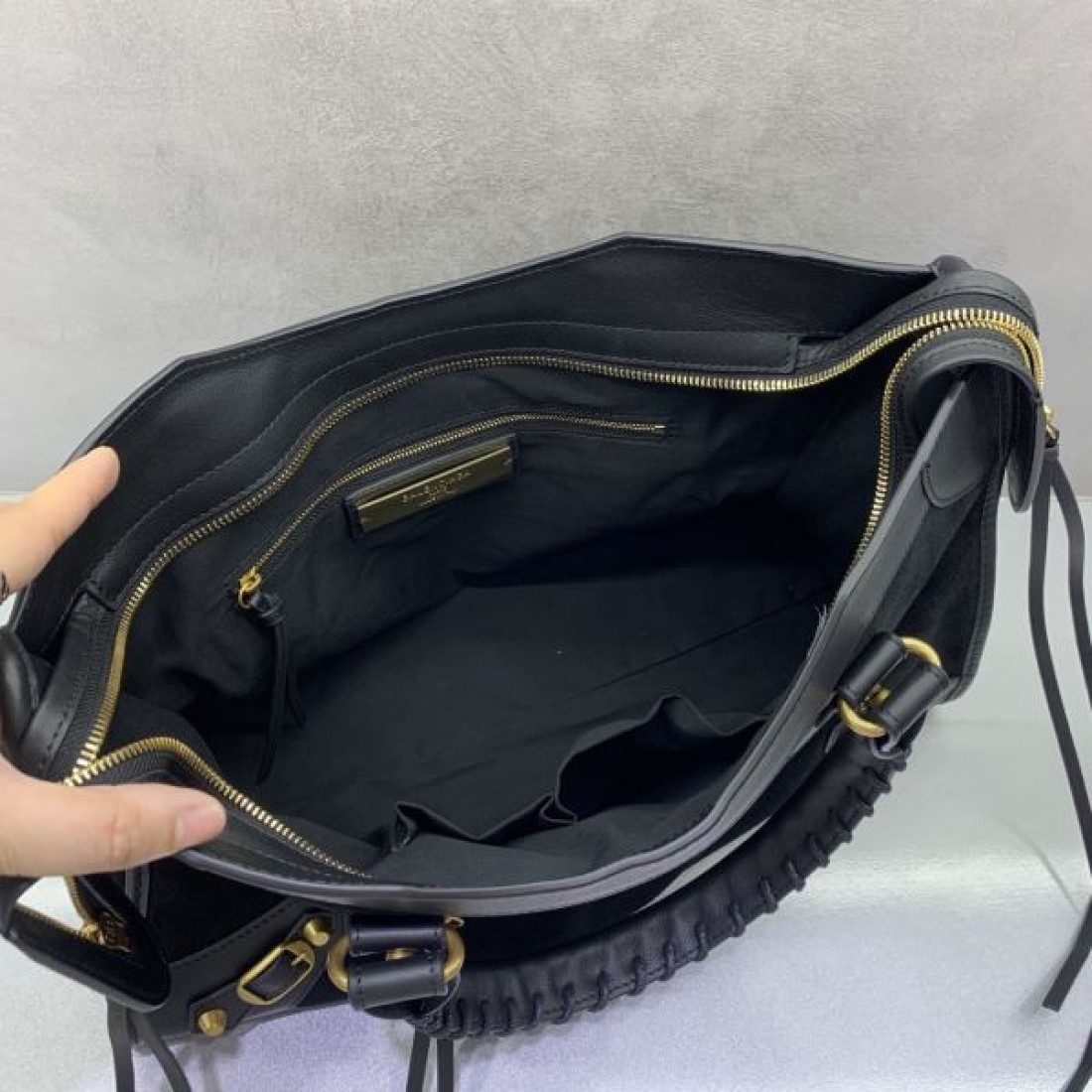 レザーハンドバッグ 2WAY ベルトディテール BALENCIAGA バレンシアガ コピー バッグ ショルダー対応