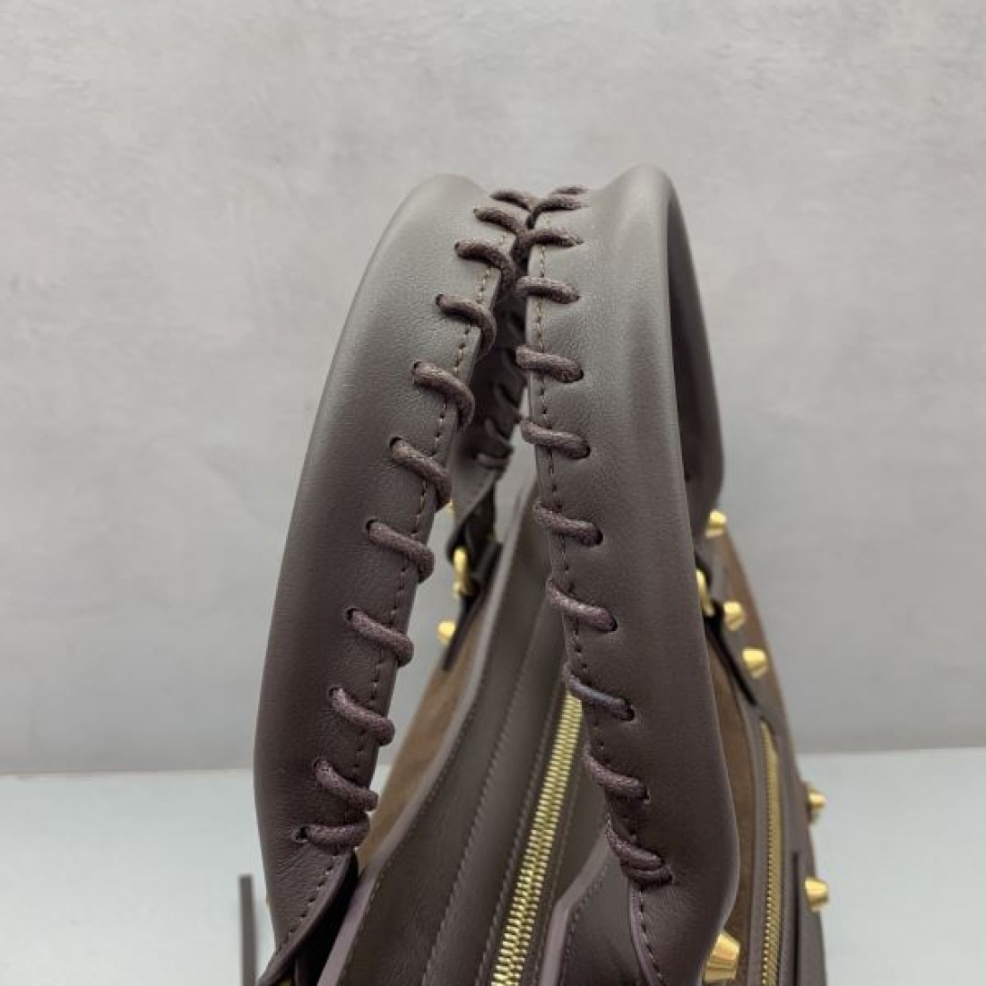 クラシックレザーハンドバッグ ベルトディテール 2WAYショルダー BALENCIAGA バレンシアガ コピー バッグ スクエアフォルム 高級感 通勤対応