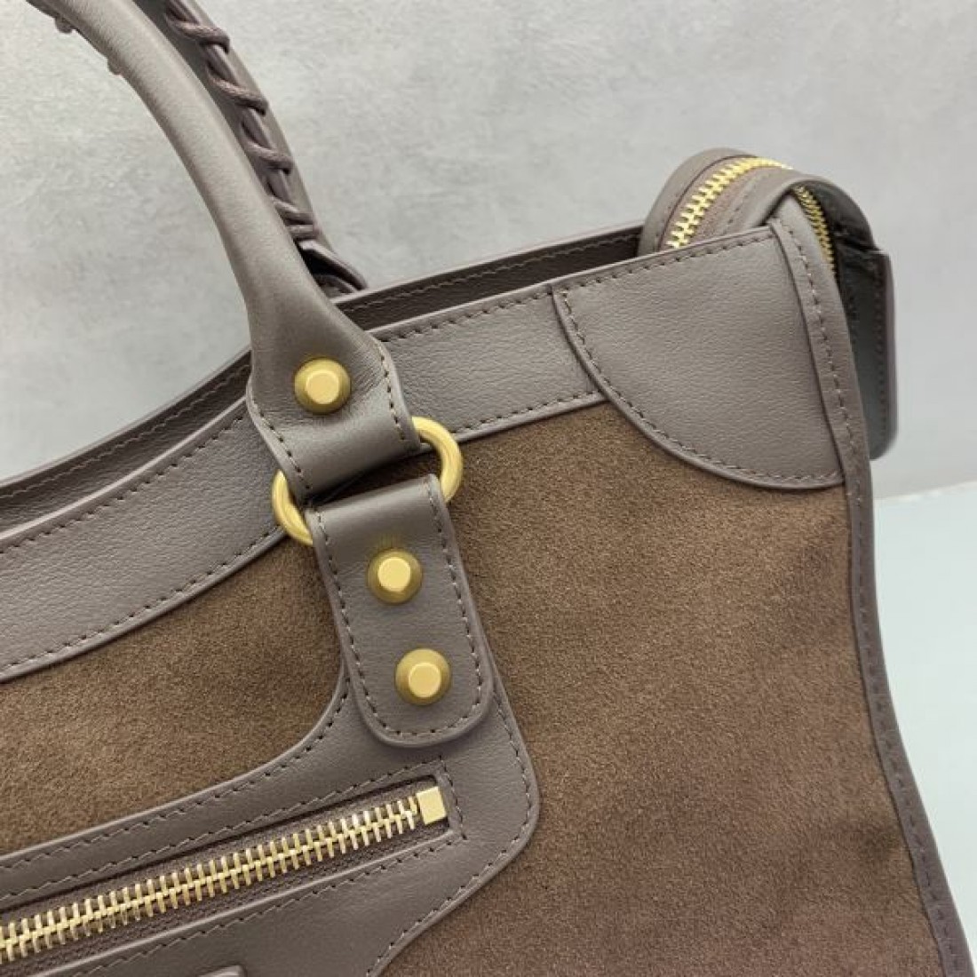 クラシックレザーハンドバッグ ベルトディテール 2WAYショルダー BALENCIAGA バレンシアガ コピー バッグ スクエアフォルム 高級感 通勤対応