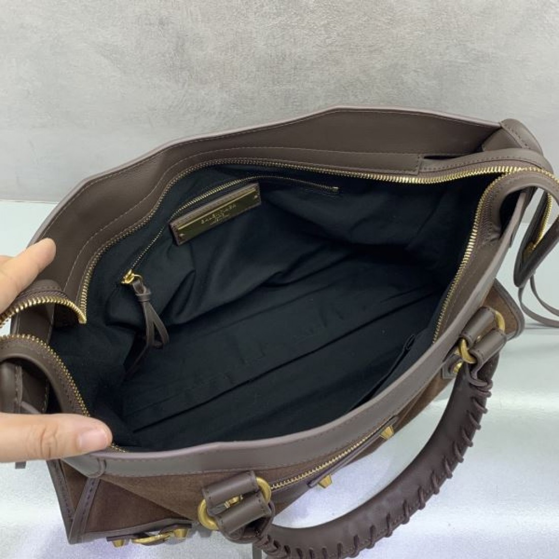 クラシックレザーハンドバッグ ベルトディテール 2WAYショルダー BALENCIAGA バレンシアガ コピー バッグ スクエアフォルム 高級感 通勤対応
