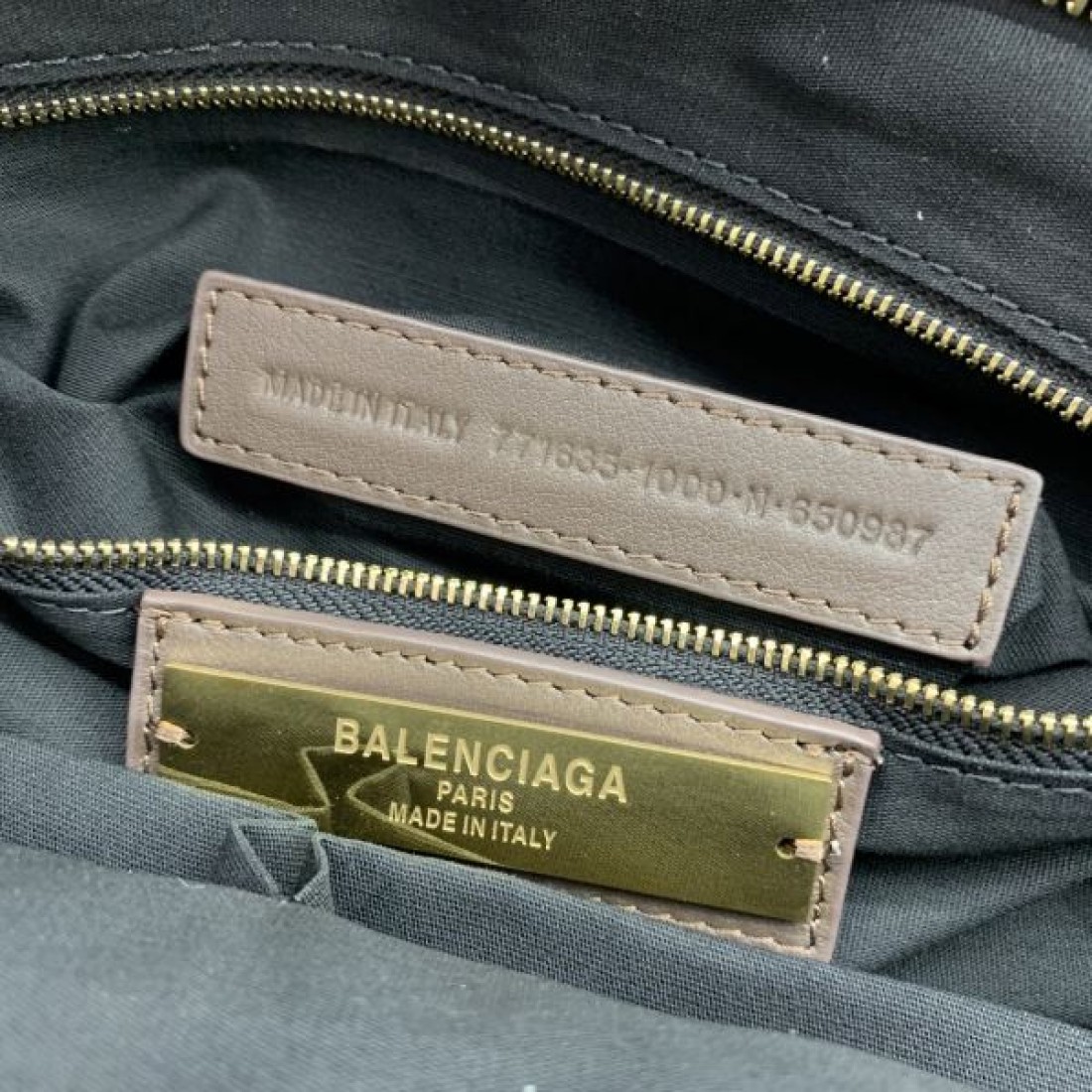 クラシックレザーハンドバッグ ベルトディテール 2WAYショルダー BALENCIAGA バレンシアガ コピー バッグ スクエアフォルム 高級感 通勤対応