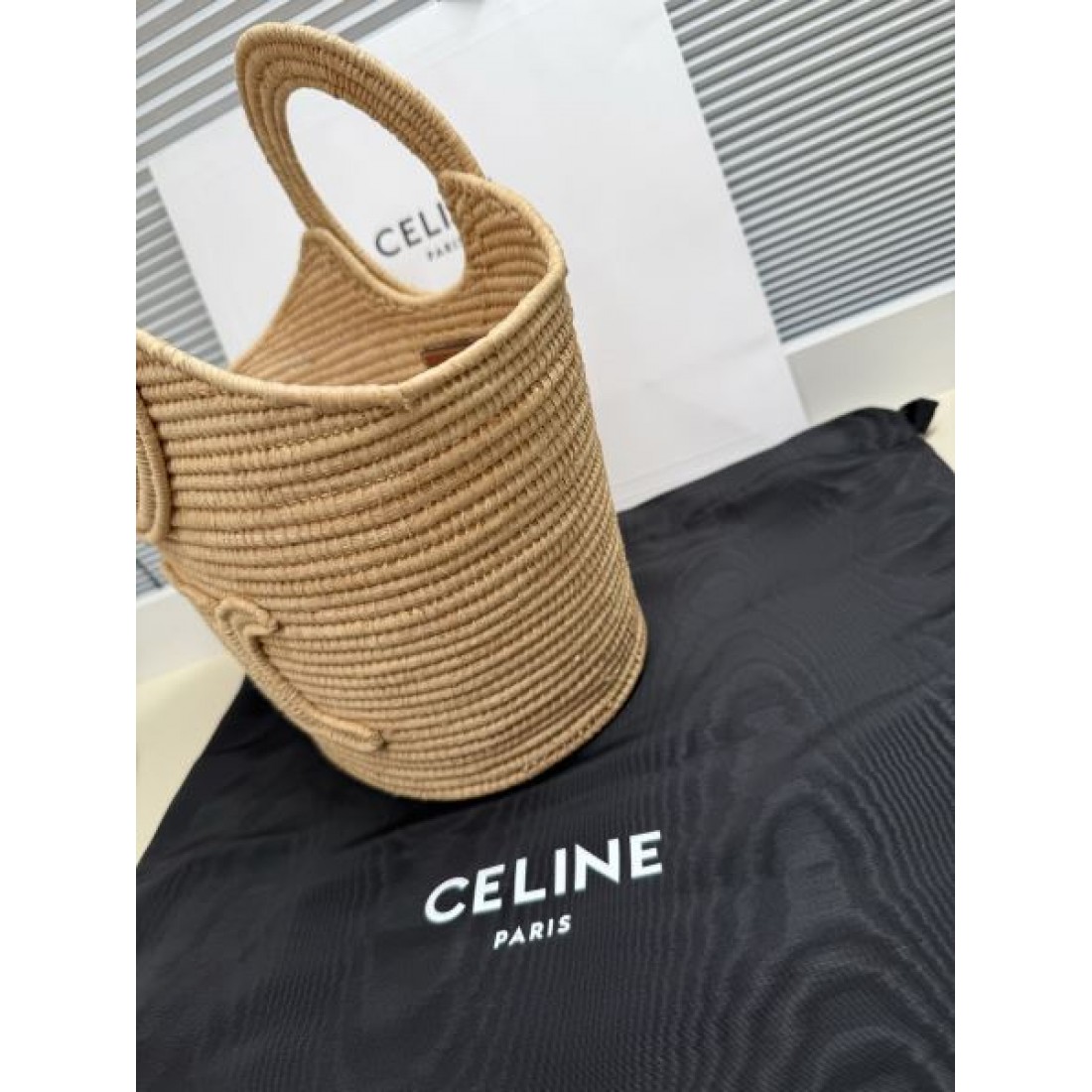 サマーバケットバッグ トリオンフ風ディテール 編み込みデザイン CELINE セリーヌ コピー バッグ 軽量ハンドバッグ リゾートテイスト