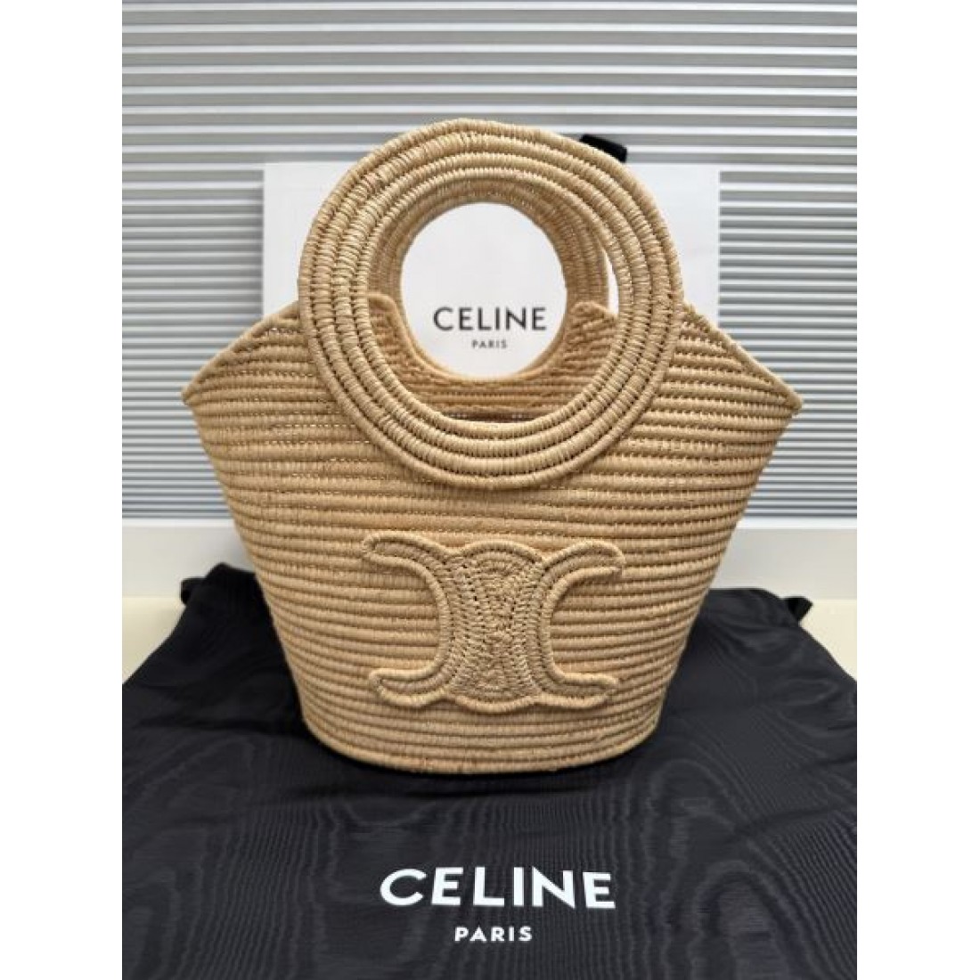 サマーバケットバッグ トリオンフ風ディテール 編み込みデザイン CELINE セリーヌ コピー バッグ 軽量ハンドバッグ リゾートテイスト