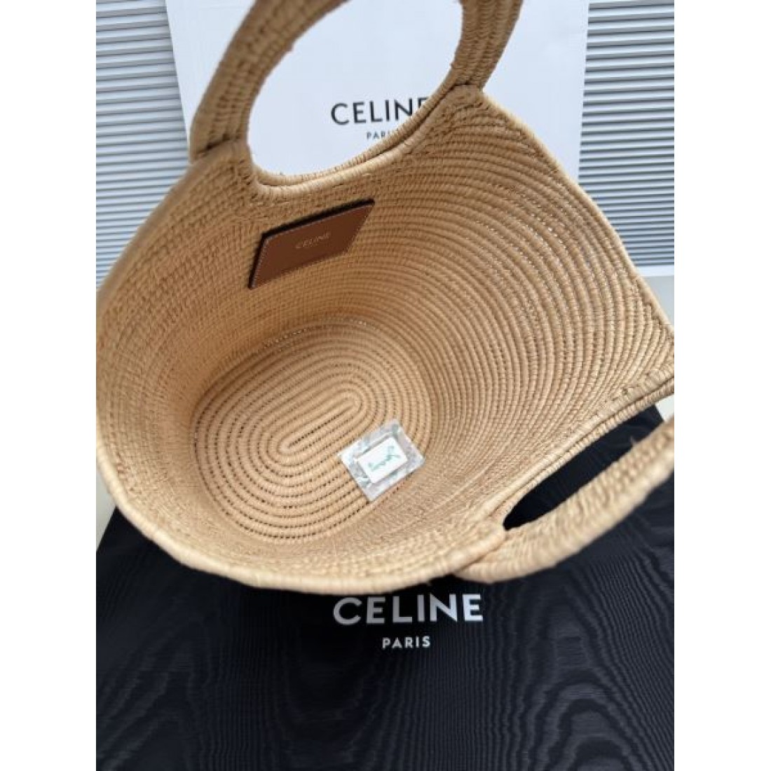 サマーバケットバッグ トリオンフ風ディテール 編み込みデザイン CELINE セリーヌ コピー バッグ 軽量ハンドバッグ リゾートテイスト
