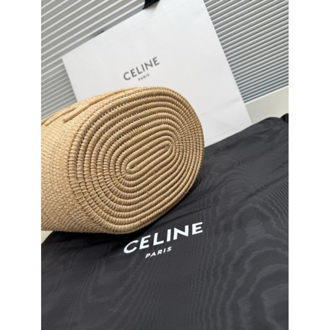 サマーバケットバッグ トリオンフ風ディテール 編み込みデザイン CELINE セリーヌ コピー バッグ 軽量ハンドバッグ リゾートテイスト