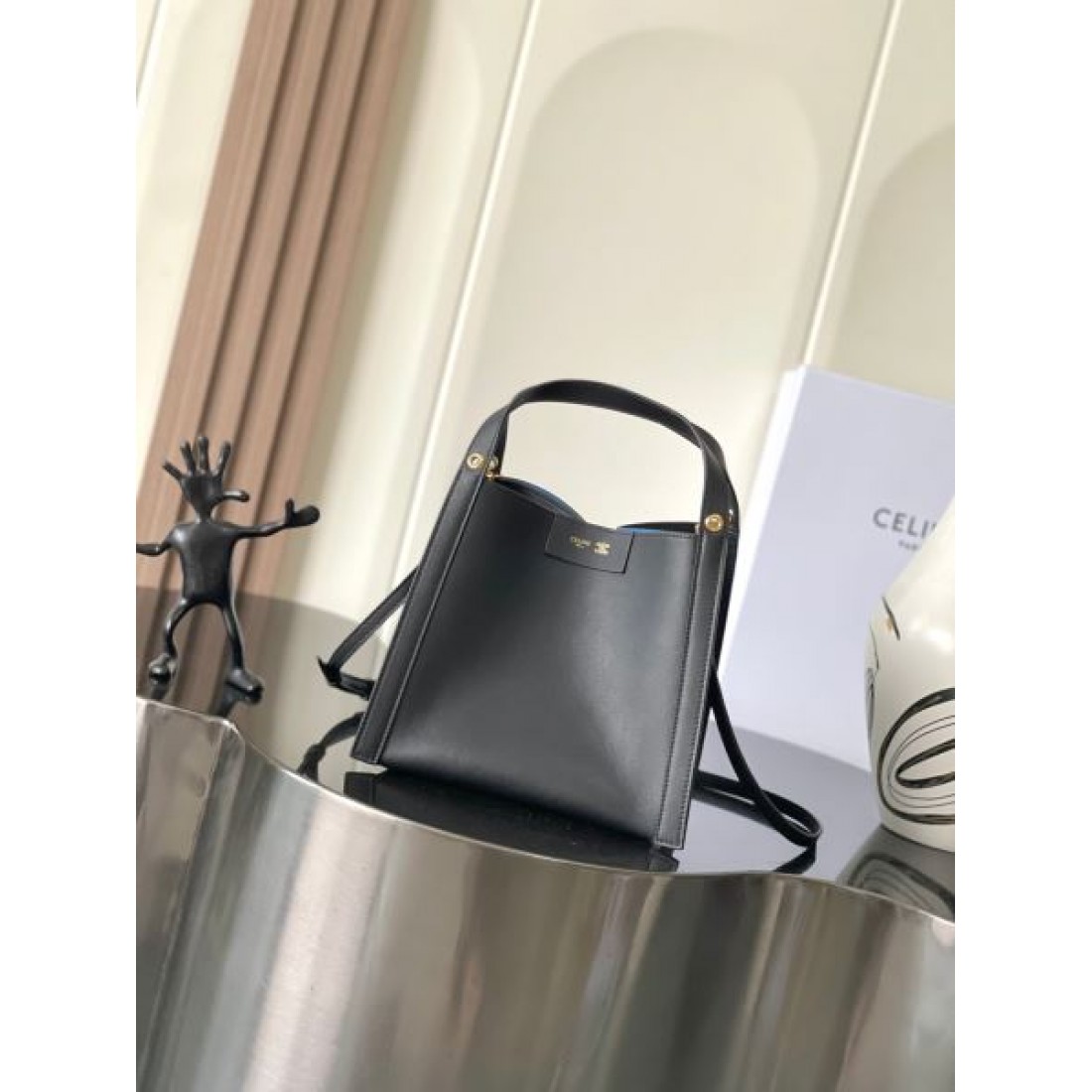 ミニバッグ ドローストリングバケットバッグ ダークトーンスタイル CELINE セリーヌ コピー バッグ コンパクトシルエット 注目アイテム 着回し力