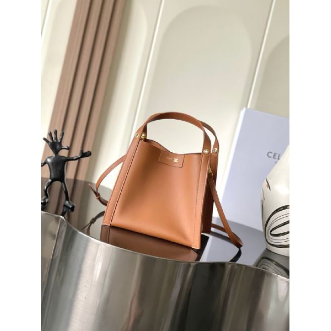 ミニバッグ ドローストリングバケットバッグ ダークトーンスタイル CELINE セリーヌ コピー バッグ コンパクトシルエット 注目アイテム 着回し力