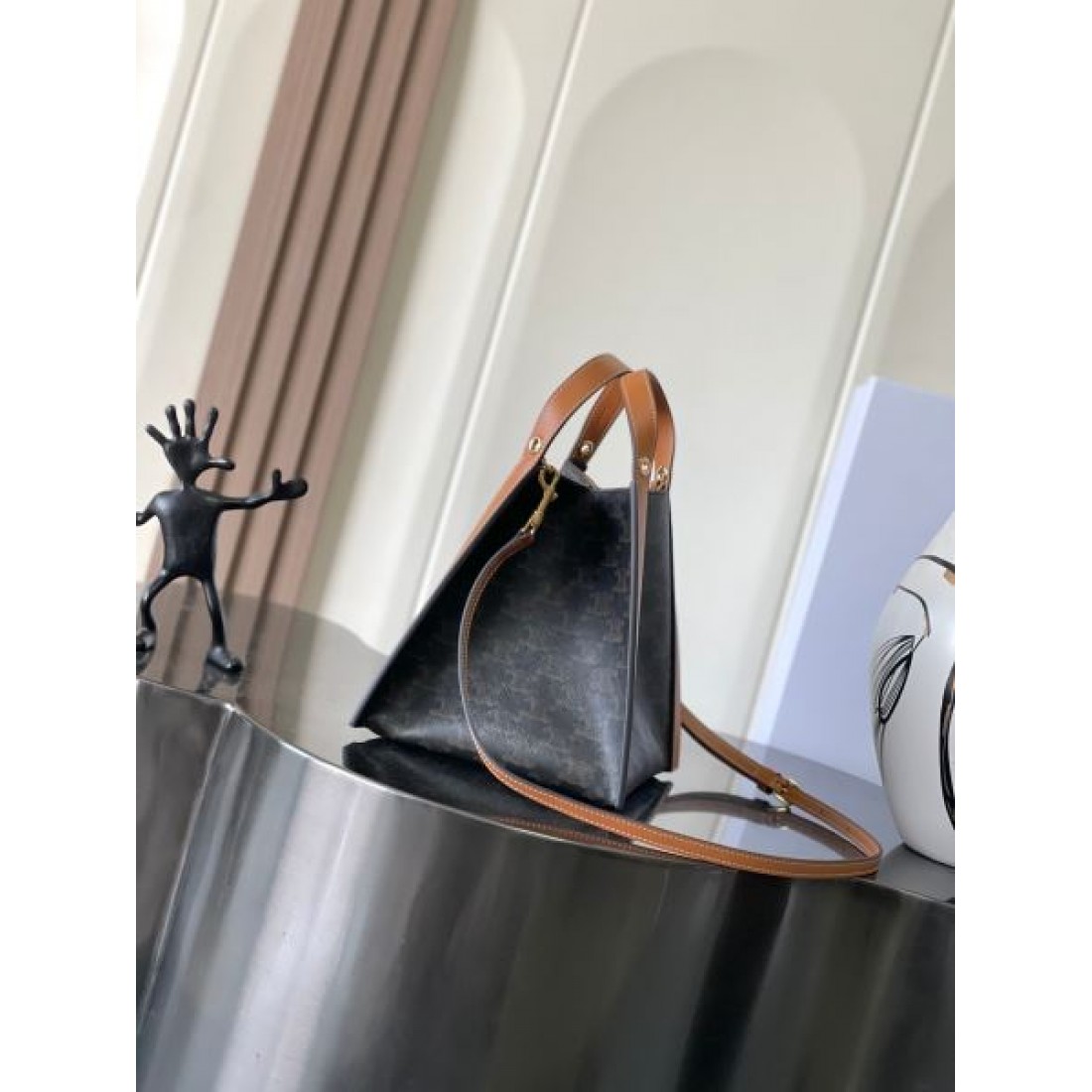 ミニバッグ ドローストリングバケットバッグ ダークトーンスタイル CELINE セリーヌ コピー バッグ コンパクトシルエット 注目アイテム 着回し力