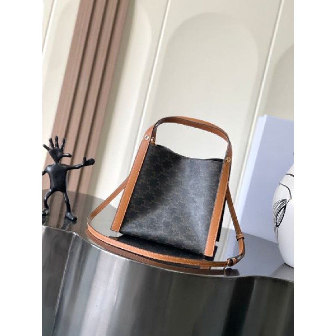 ミニバッグ ドローストリングバケットバッグ ダークトーンスタイル CELINE セリーヌ コピー バッグ コンパクトシルエット 注目アイテム 着回し力