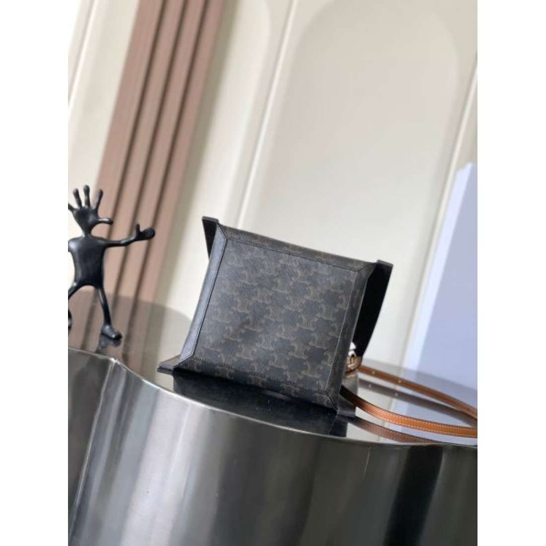 ミニバッグ ドローストリングバケットバッグ ダークトーンスタイル CELINE セリーヌ コピー バッグ コンパクトシルエット 注目アイテム 着回し力