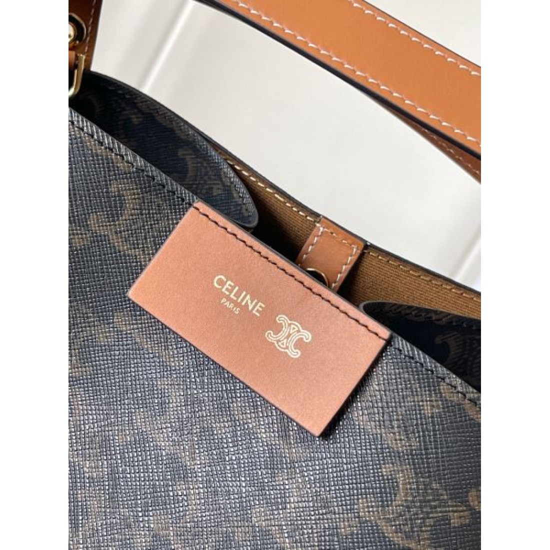 ミニバッグ ドローストリングバケットバッグ ダークトーンスタイル CELINE セリーヌ コピー バッグ コンパクトシルエット 注目アイテム 着回し力