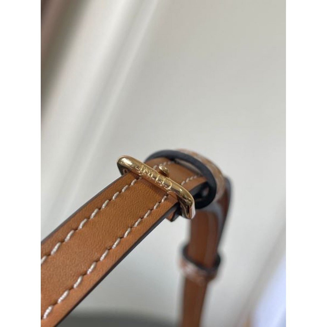 ミニバッグ ドローストリングバケットバッグ ダークトーンスタイル CELINE セリーヌ コピー バッグ コンパクトシルエット 注目アイテム 着回し力