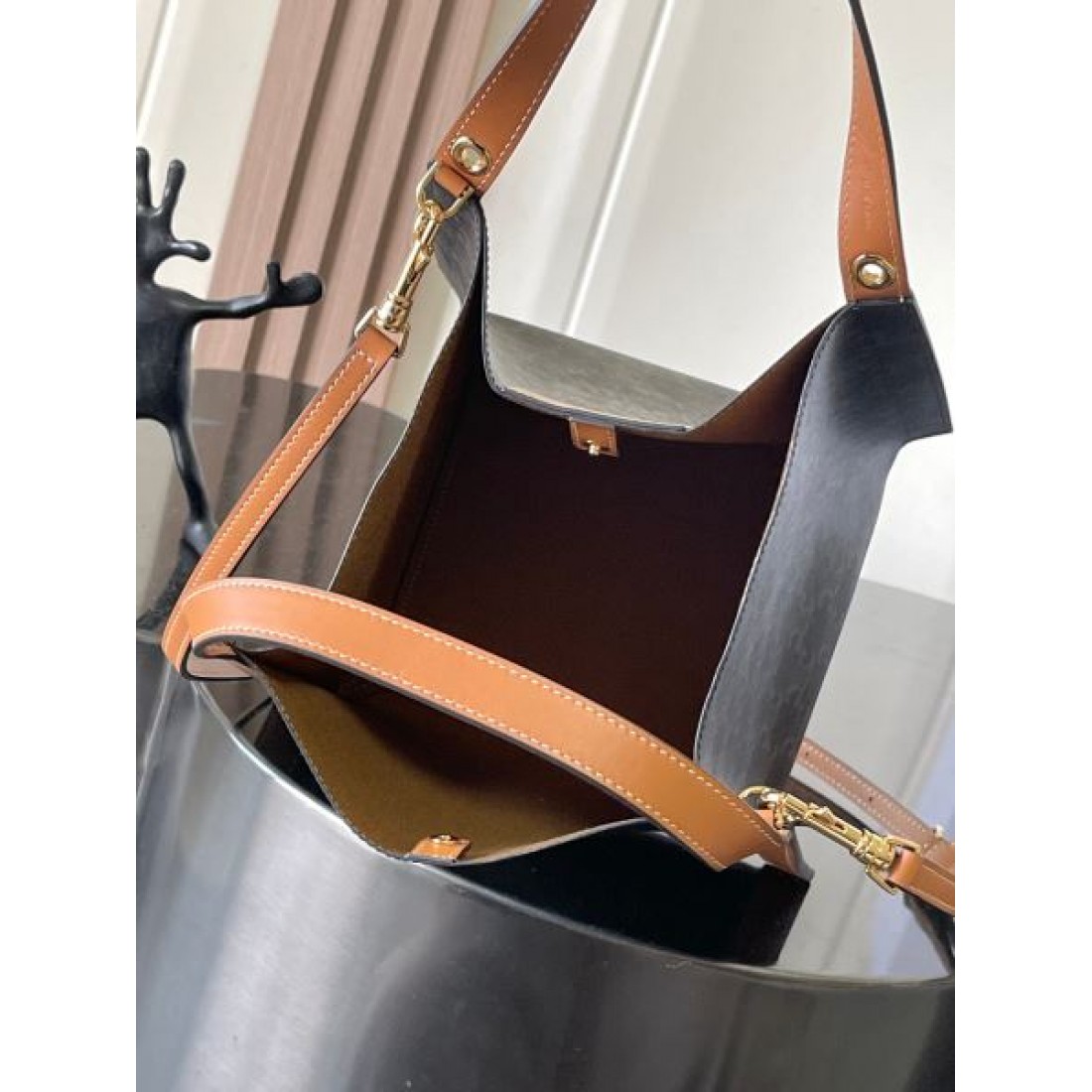 ミニバッグ ドローストリングバケットバッグ ダークトーンスタイル CELINE セリーヌ コピー バッグ コンパクトシルエット 注目アイテム 着回し力