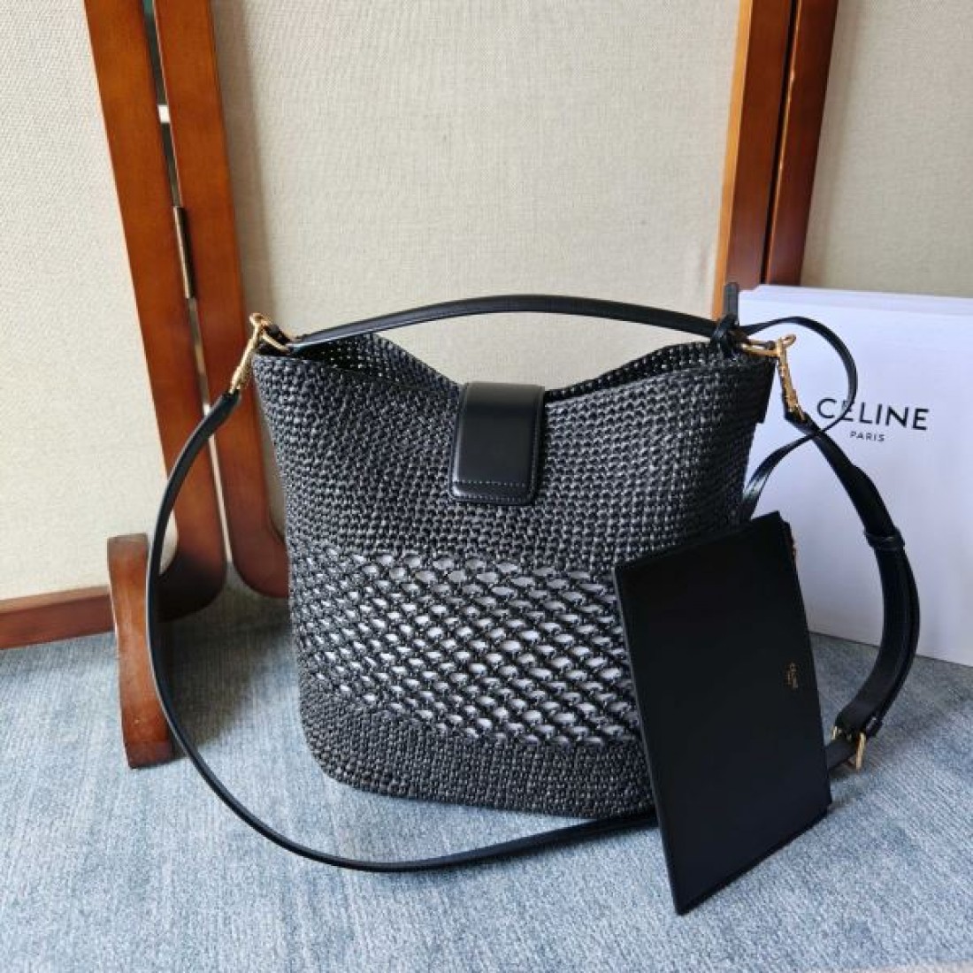 編み込みバケットバッグ ゴールドバックルデザイン モダンエレガント CELINE セリーヌ コピー ショルダーバッグ ストリートラグジュアリー
