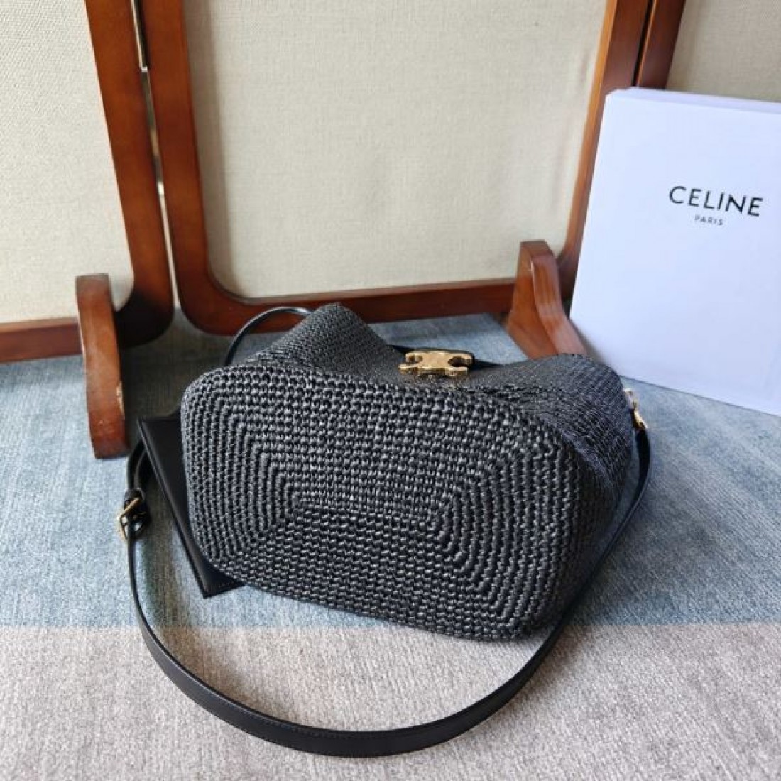 編み込みバケットバッグ ゴールドバックルデザイン モダンエレガント CELINE セリーヌ コピー ショルダーバッグ ストリートラグジュアリー