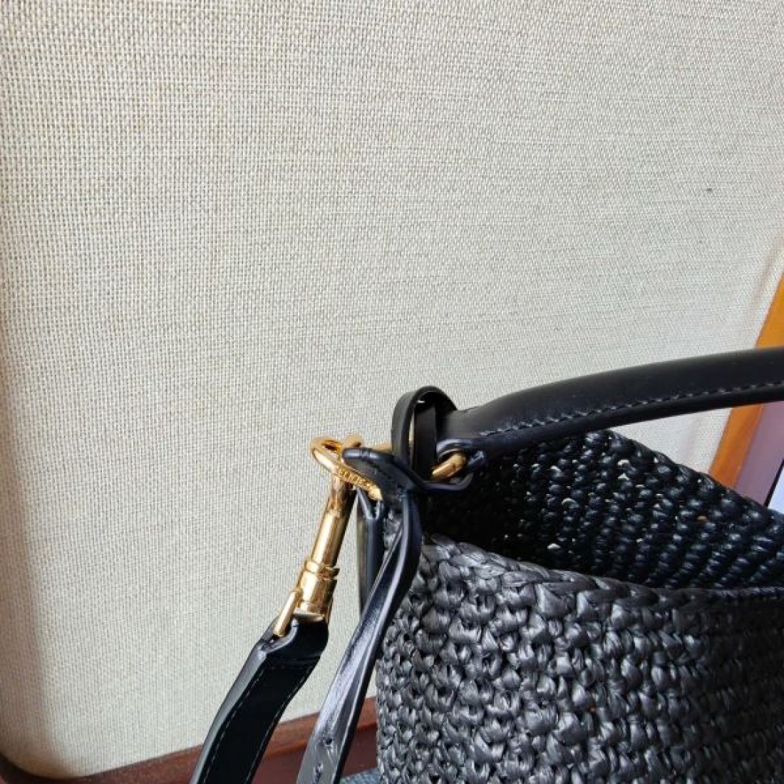 編み込みバケットバッグ ゴールドバックルデザイン モダンエレガント CELINE セリーヌ コピー ショルダーバッグ ストリートラグジュアリー