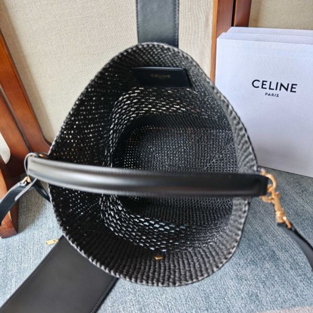 編み込みバケットバッグ ゴールドバックルデザイン モダンエレガント CELINE セリーヌ コピー ショルダーバッグ ストリートラグジュアリー