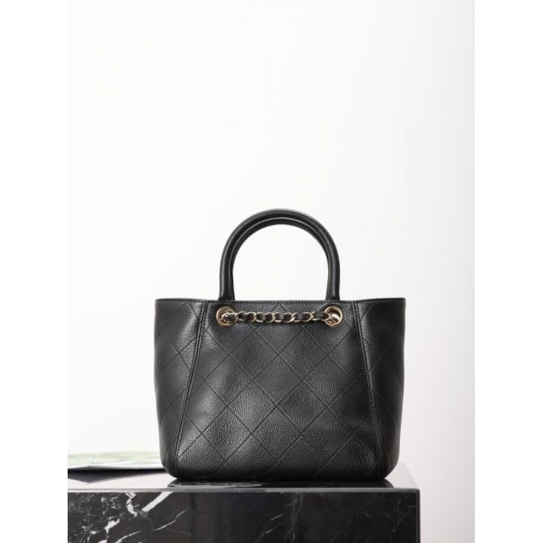レザーチェーンデザイン 注目アイテム 人気上昇中 CHANEL シャネル コピー バッグ 即戦力 軽量仕様 おしゃれコーデ対応