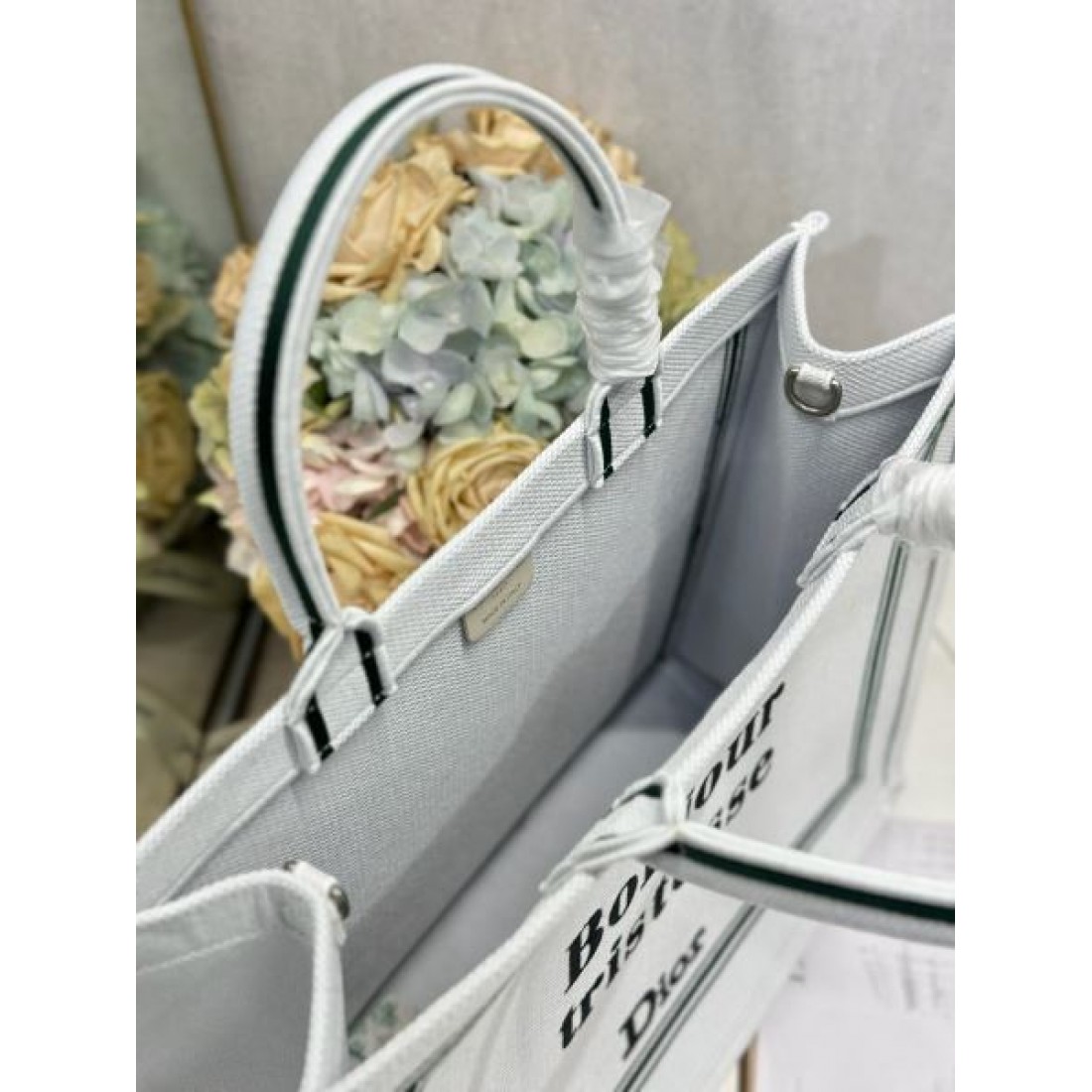 レトロブックモチーフ キャンバス こなれ見え Dior ディオール コピー トートバッグ デザイン性高め 収納力抜群 おしゃれコーデ対応