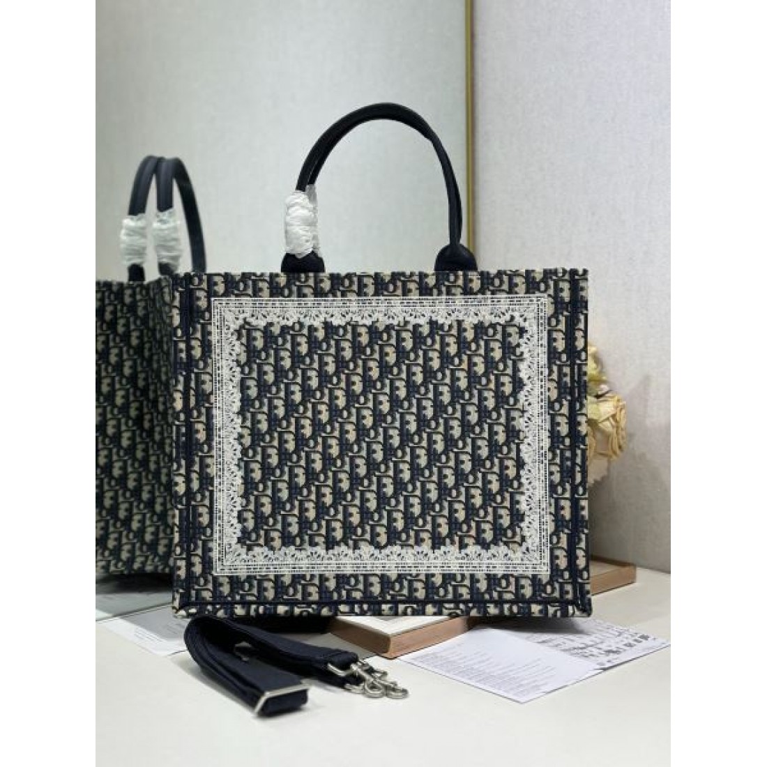DIOR ディオール コピーバッグ  旬顔アイテム クラシックロゴ総柄 上品カジュアル 人気上昇中 軽量デイリー主力