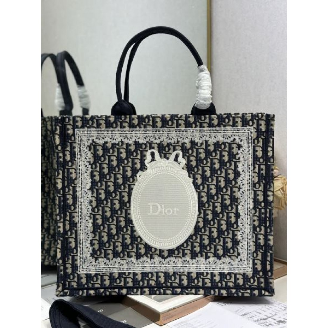 DIOR ディオール コピーバッグ  旬顔アイテム クラシックロゴ総柄 上品カジュアル 人気上昇中 軽量デイリー主力