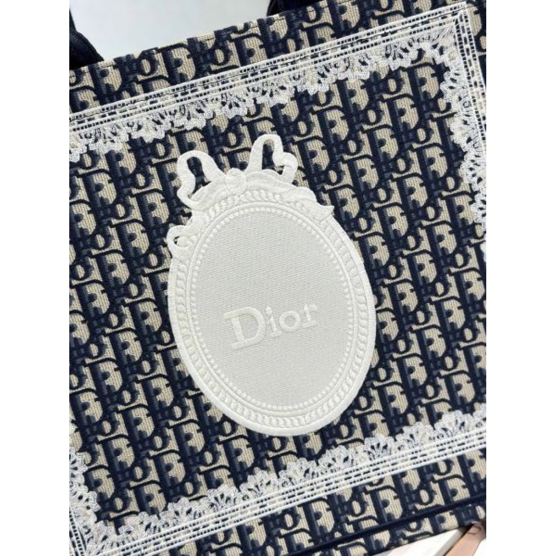DIOR ディオール コピーバッグ  旬顔アイテム クラシックロゴ総柄 上品カジュアル 人気上昇中 軽量デイリー主力
