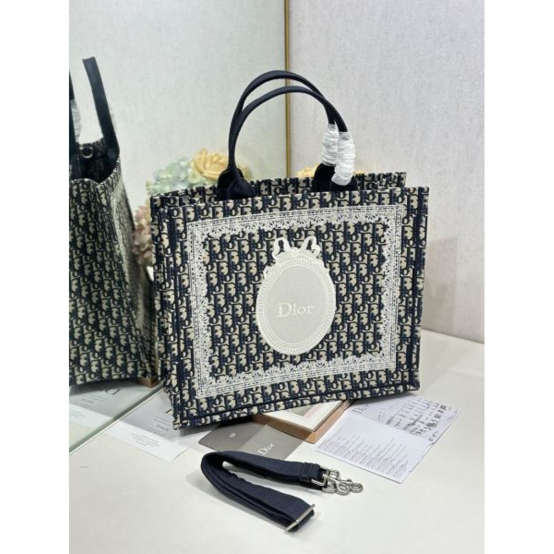 DIOR ディオール コピーバッグ  旬顔アイテム クラシックロゴ総柄 上品カジュアル 人気上昇中 軽量デイリー主力