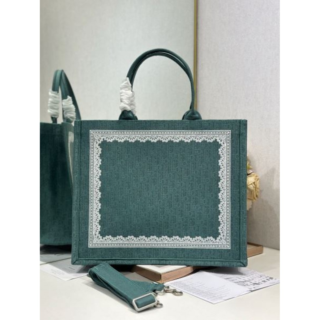 人気上昇中 エレガント刺繍パネル ユニセックス対応 Dior ディオール コピー トートバッグ 2WAYショルダー 通勤スタイル
