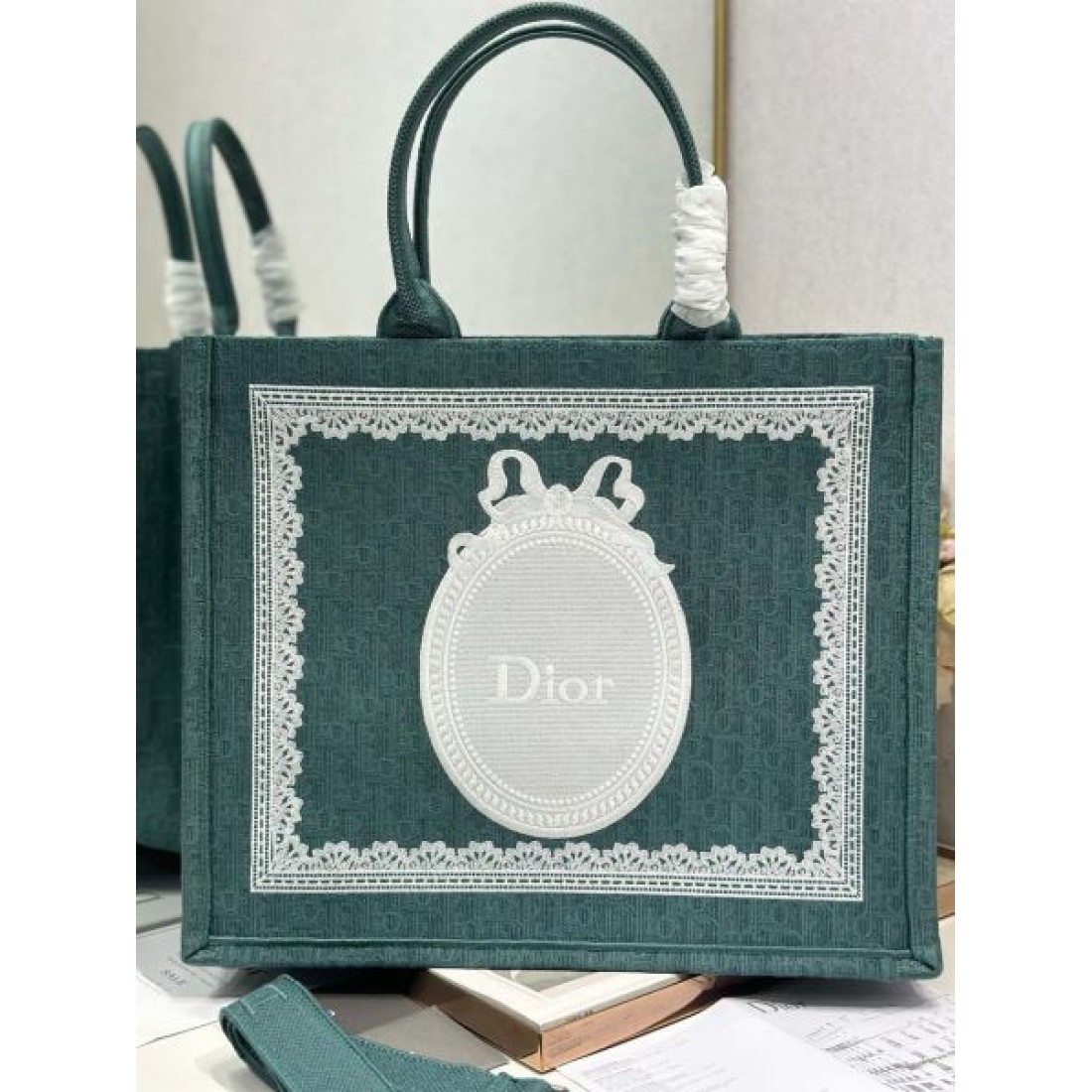 人気上昇中 エレガント刺繍パネル ユニセックス対応 Dior ディオール コピー トートバッグ 2WAYショルダー 通勤スタイル