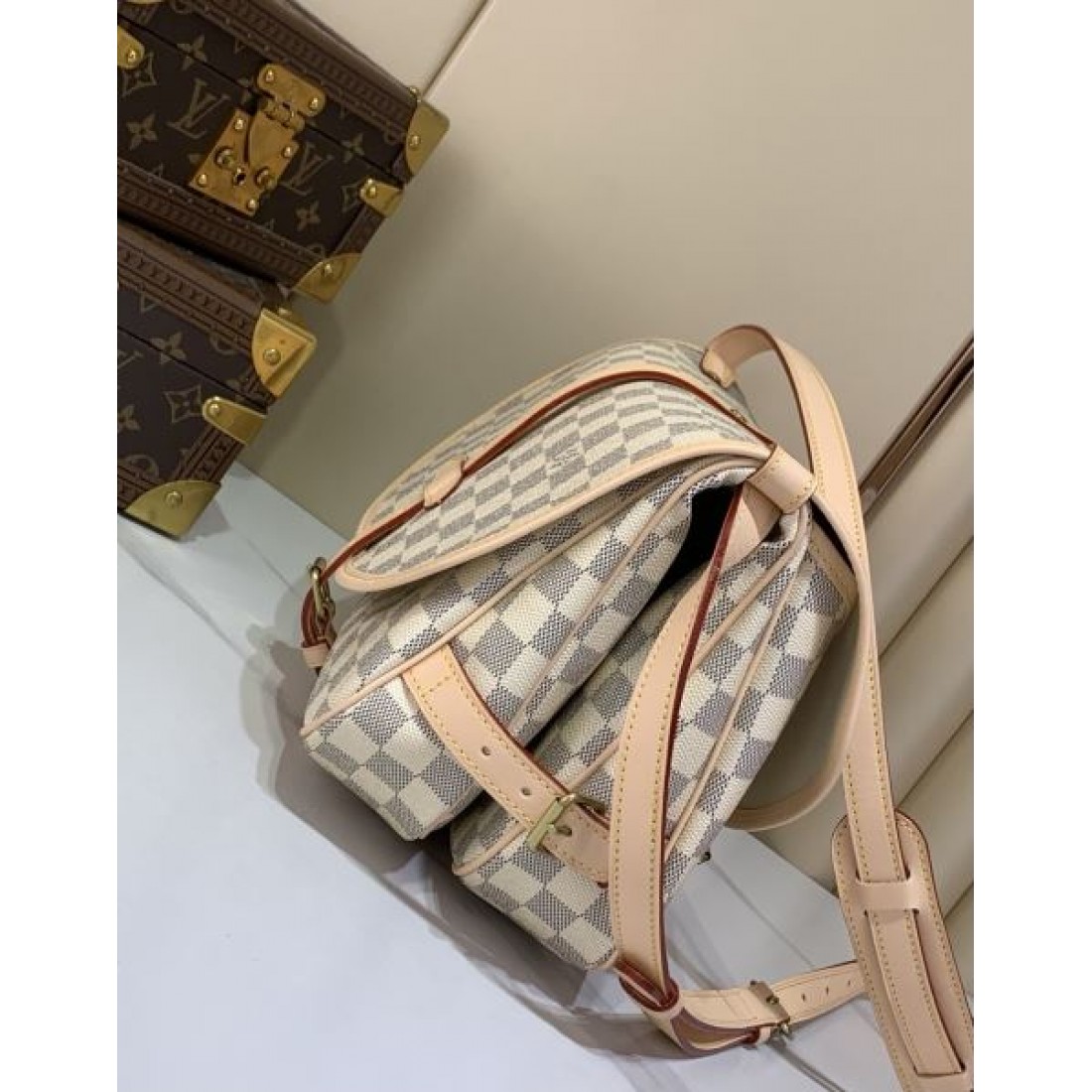 フラップデザイン 都会派コーデ 洗練アイテム LOUIS VUITTON ルイヴィトン コピー メッセンジャーバッグ