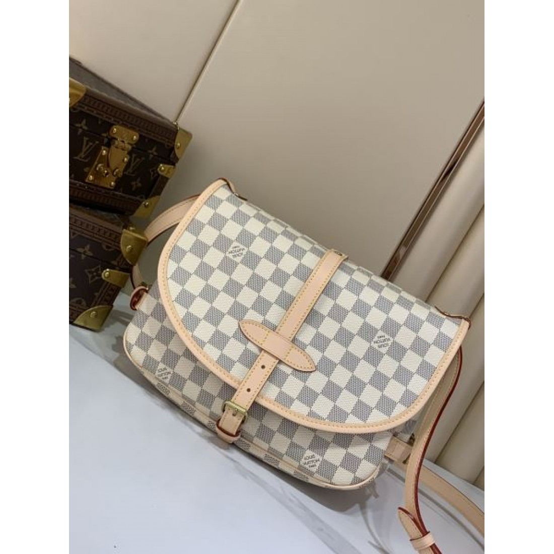 フラップデザイン 都会派コーデ 洗練アイテム LOUIS VUITTON ルイヴィトン コピー メッセンジャーバッグ