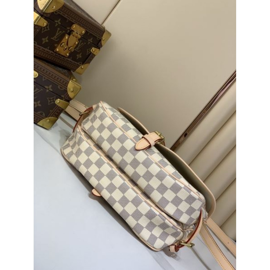 フラップデザイン 都会派コーデ 洗練アイテム LOUIS VUITTON ルイヴィトン コピー メッセンジャーバッグ