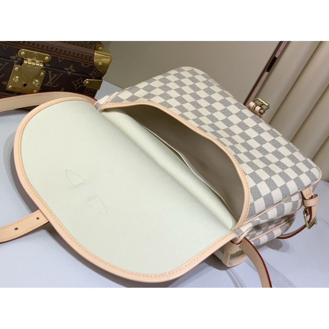 フラップデザイン 都会派コーデ 洗練アイテム LOUIS VUITTON ルイヴィトン コピー メッセンジャーバッグ