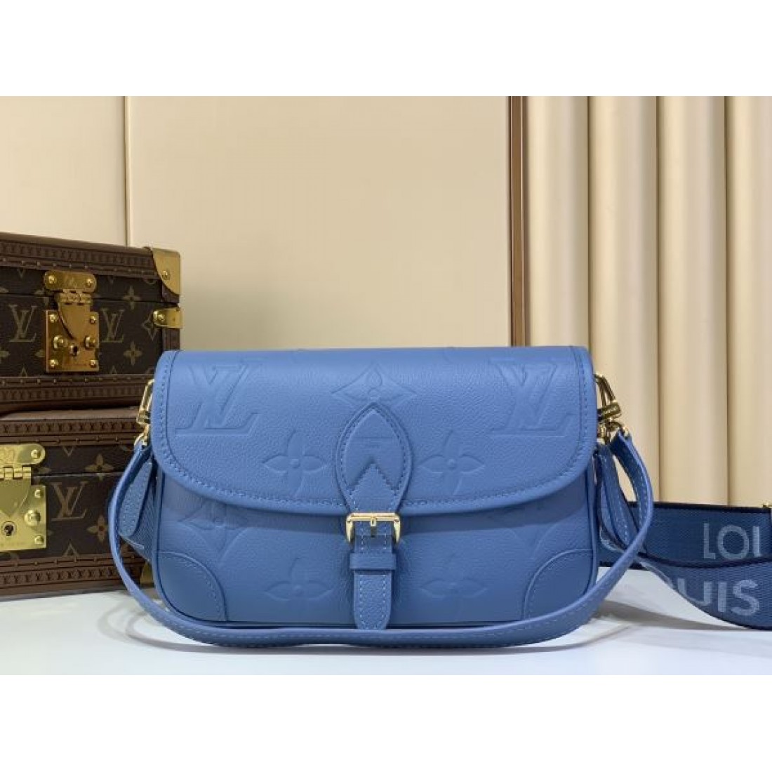 スカイブルー エンボスレザー 爽やかカラー LOUIS VUITTON ルイヴィトン コピー ショルダーバッグ 軽快スタイル