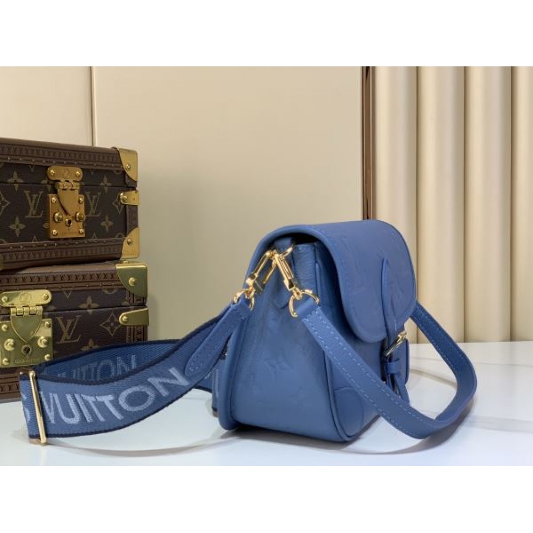スカイブルー エンボスレザー 爽やかカラー LOUIS VUITTON ルイヴィトン コピー ショルダーバッグ 軽快スタイル