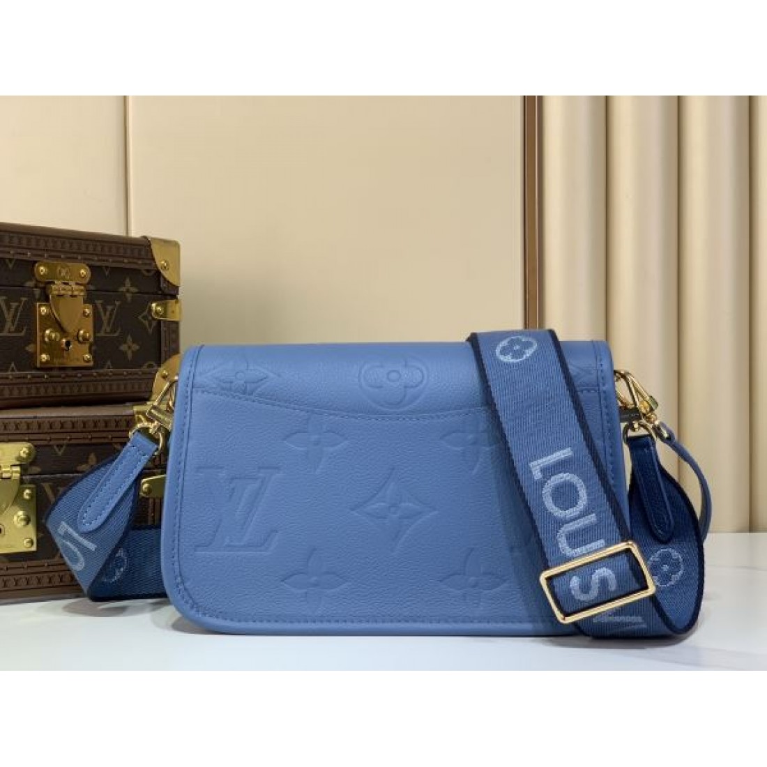 スカイブルー エンボスレザー 爽やかカラー LOUIS VUITTON ルイヴィトン コピー ショルダーバッグ 軽快スタイル