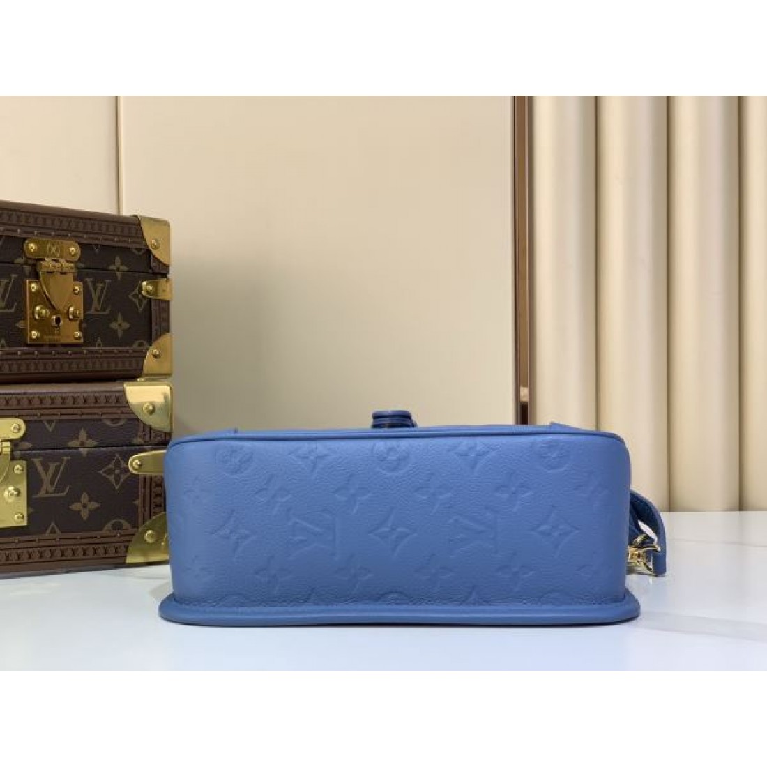 スカイブルー エンボスレザー 爽やかカラー LOUIS VUITTON ルイヴィトン コピー ショルダーバッグ 軽快スタイル