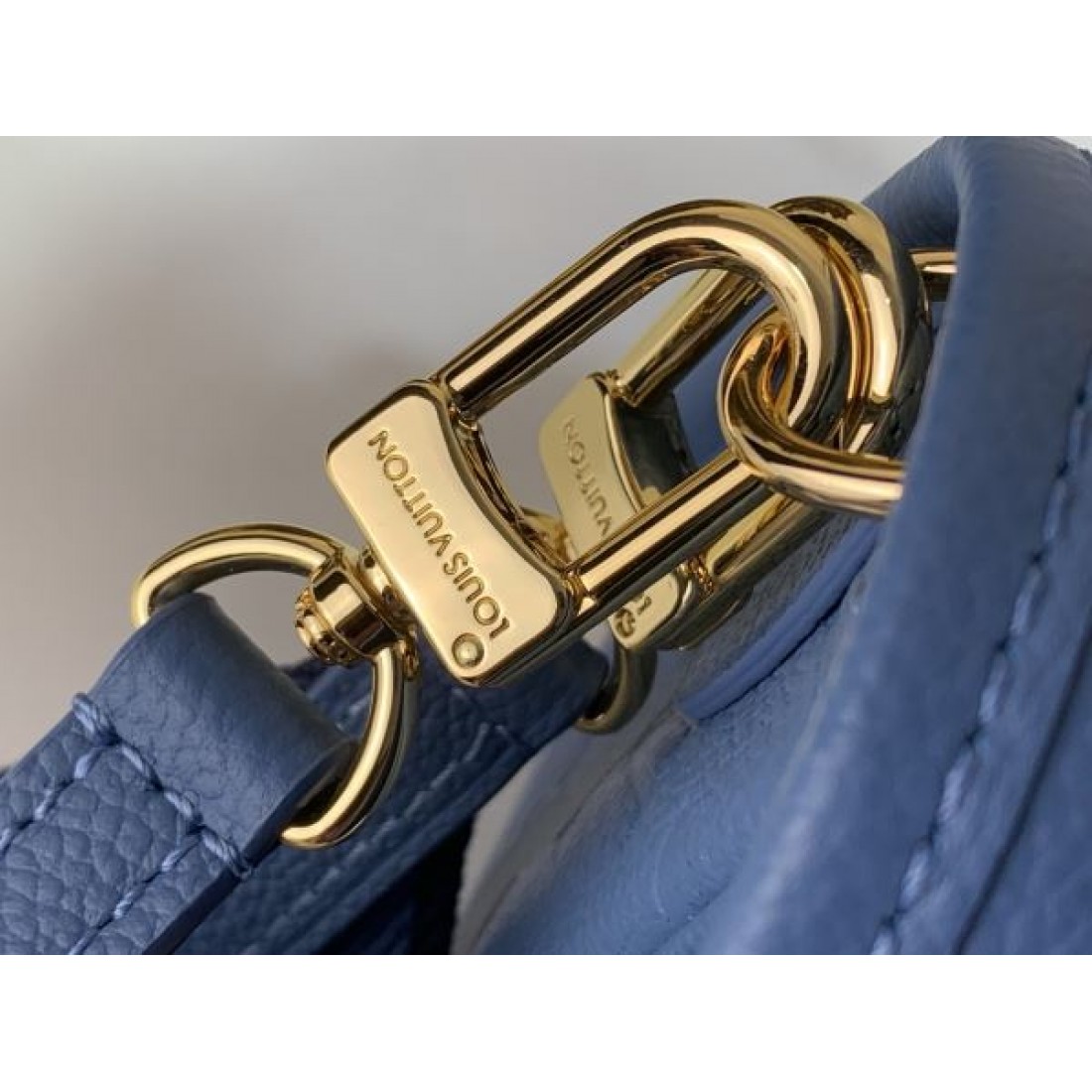 スカイブルー エンボスレザー 爽やかカラー LOUIS VUITTON ルイヴィトン コピー ショルダーバッグ 軽快スタイル