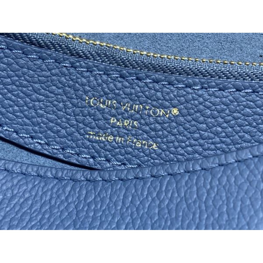 スカイブルー エンボスレザー 爽やかカラー LOUIS VUITTON ルイヴィトン コピー ショルダーバッグ 軽快スタイル