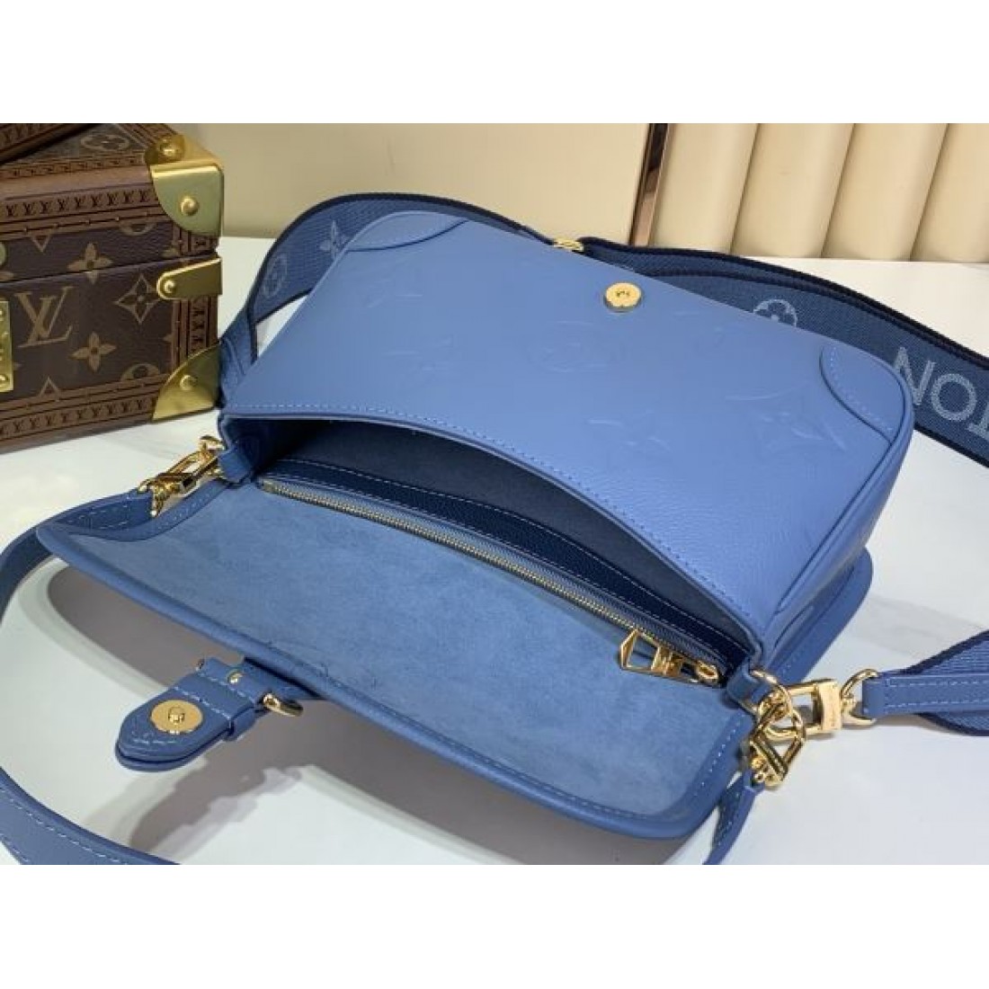 スカイブルー エンボスレザー 爽やかカラー LOUIS VUITTON ルイヴィトン コピー ショルダーバッグ 軽快スタイル