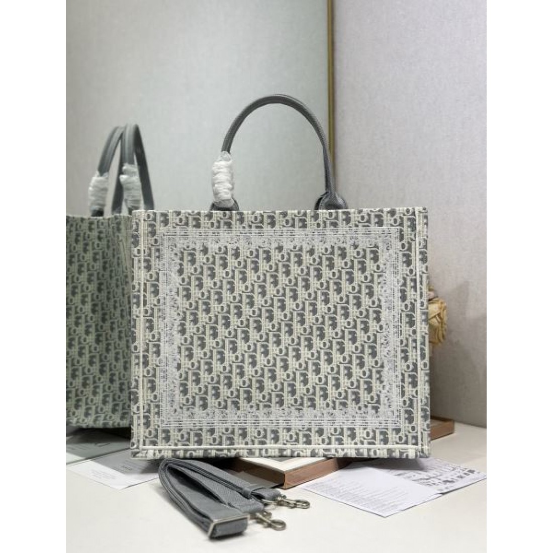 モノグラムデザイン 落ち着いたカラー 人気アイテム DIOR ディオール コピー キャンバスバッグ 実用的スタイル