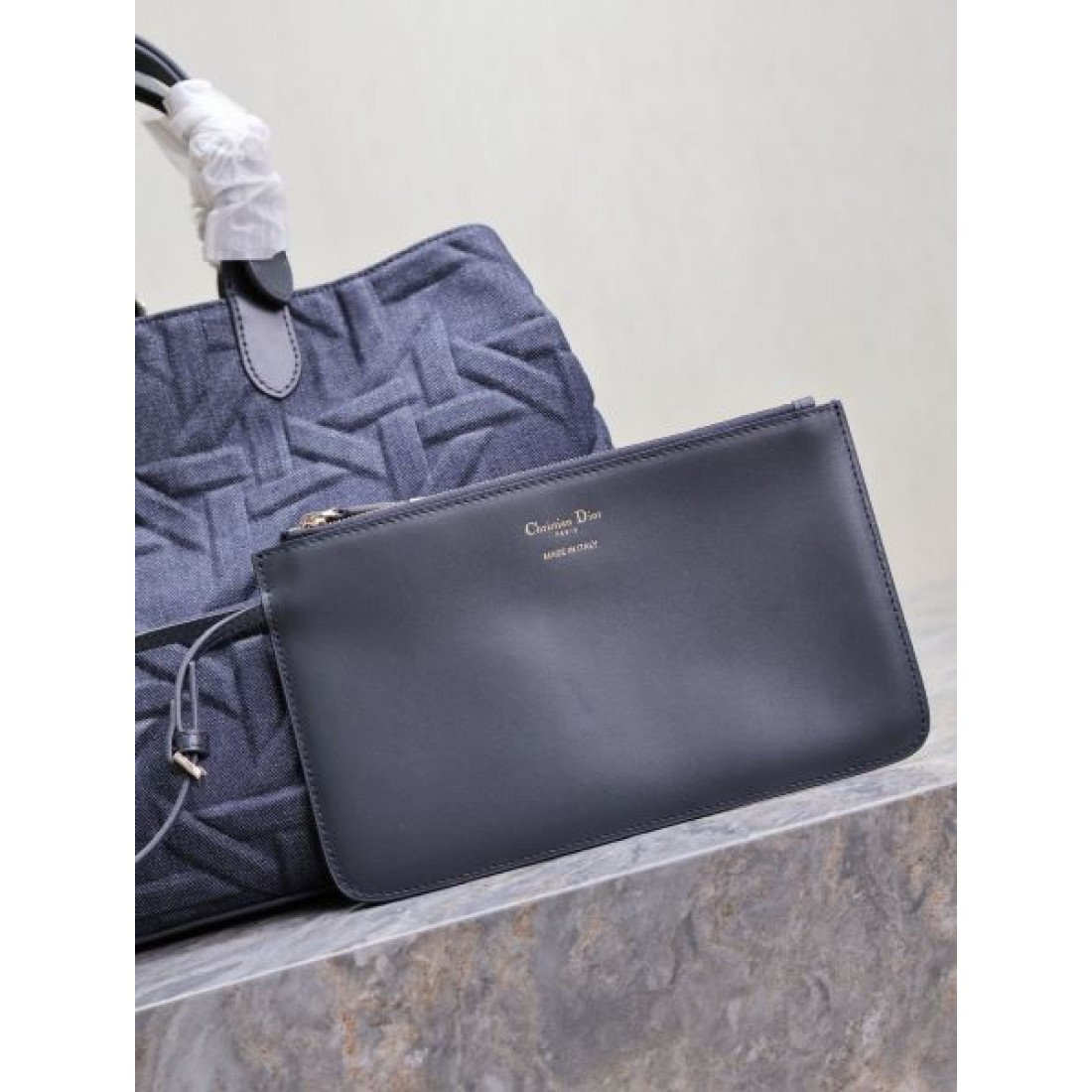 ネイビーカラー エンボスデザイン ポーチ付き 上品スタイル DIOR ディオール コピー トートバッグ 大容量モデル
