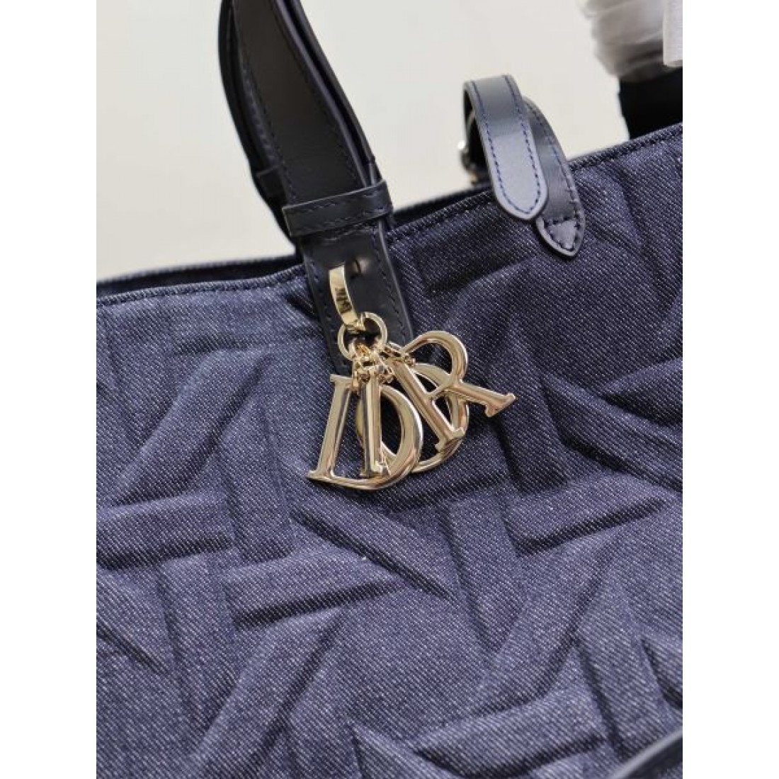 ネイビーカラー エンボスデザイン ポーチ付き 上品スタイル DIOR ディオール コピー トートバッグ 大容量モデル