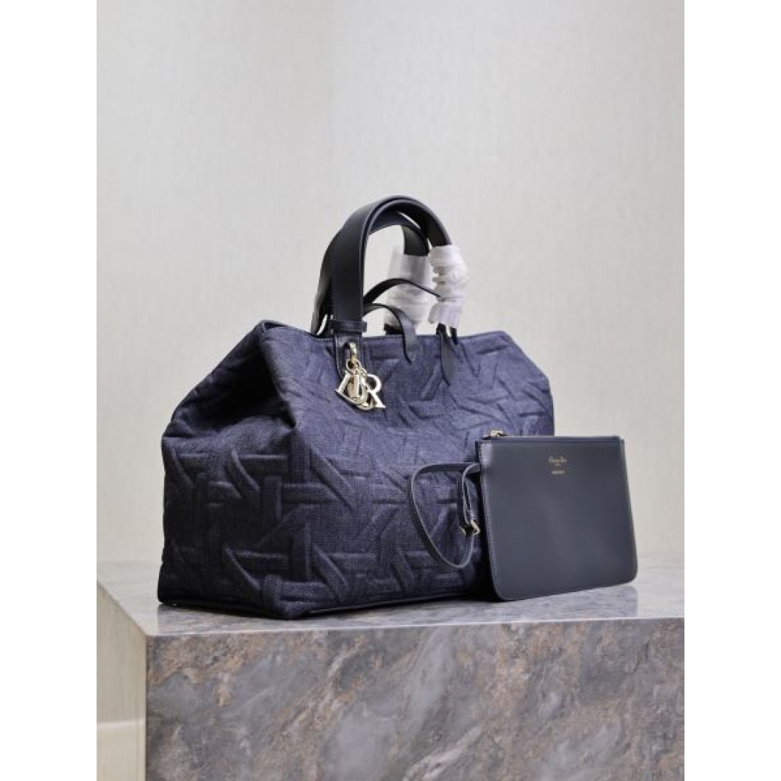 ネイビーカラー エンボスデザイン ポーチ付き 上品スタイル DIOR ディオール コピー トートバッグ 大容量モデル