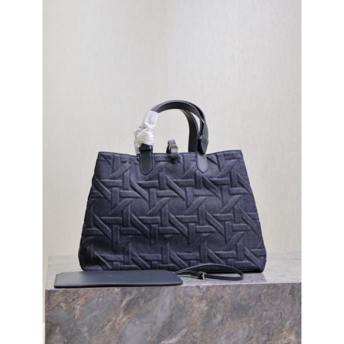 ネイビーカラー エンボスデザイン ポーチ付き 上品スタイル DIOR ディオール コピー トートバッグ 大容量モデル