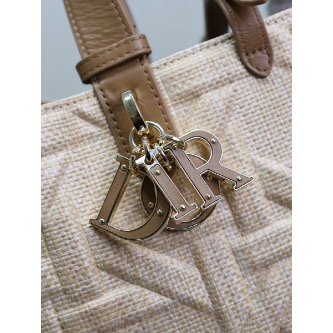 カナージュデザイン レザーハンドル 洗練スタイル オフィスコーデ DIOR ディオール コピー トートバッグ 売れ筋モデル