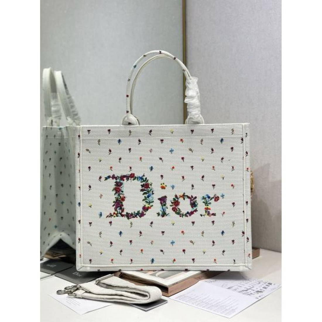 ボタニカル刺繍 キャンバスバッグ フェミニンスタイル おしゃれコーデ DIOR ディオール コピー ブックトートバッグ 話題モデル