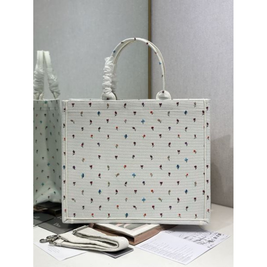 ボタニカル刺繍 キャンバスバッグ フェミニンスタイル おしゃれコーデ DIOR ディオール コピー ブックトートバッグ 話題モデル