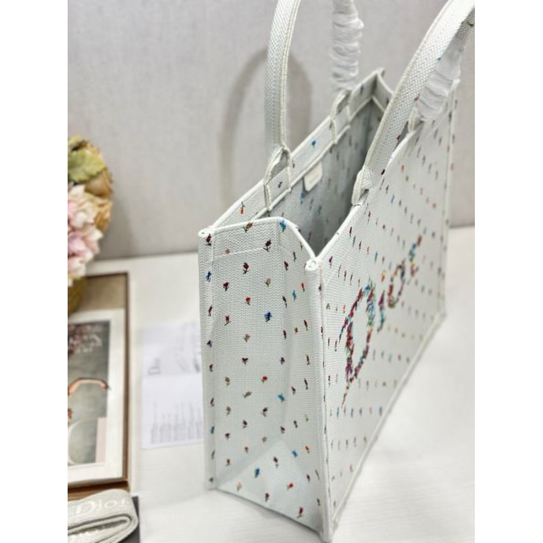 ボタニカル刺繍 キャンバスバッグ フェミニンスタイル おしゃれコーデ DIOR ディオール コピー ブックトートバッグ 話題モデル